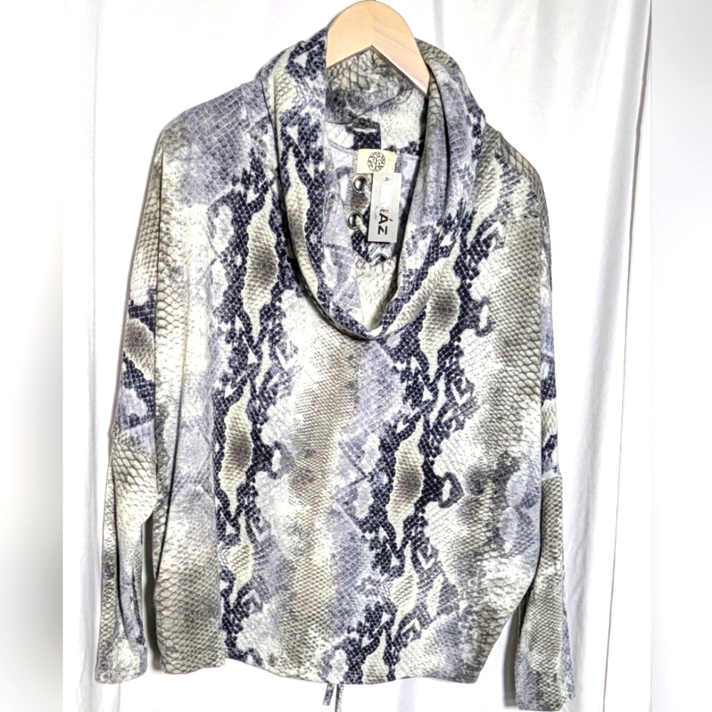 NWT ENAZ Cowlneck Snakeskin‎ Pattern Knit Top Lace-up Back Detail Size M
